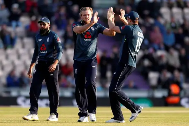 England edge out Pakistan to take ODI lead