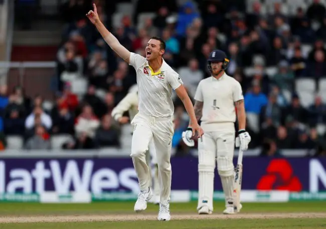 England suffer late slump at Old Trafford