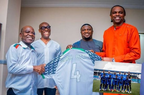 Kanu Thumbs Up Governor Otti For Support To Enyimba