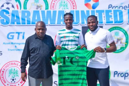 Nasarawa United Chairman, Solomon Babanja (left) unveiling Emmanuel Onyema, an exercise he has inexplicably denied.